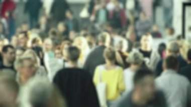 Şehir hayatı: kalabalıkta yürüyen insanların siluetleri