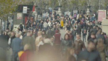 Şehir hayatı: kalabalıkta yürüyen insanların siluetleri