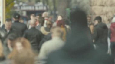 Şehir hayatı: kalabalıkta yürüyen insanların siluetleri