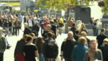 Şehir hayatı: kalabalıkta yürüyen insanların siluetleri