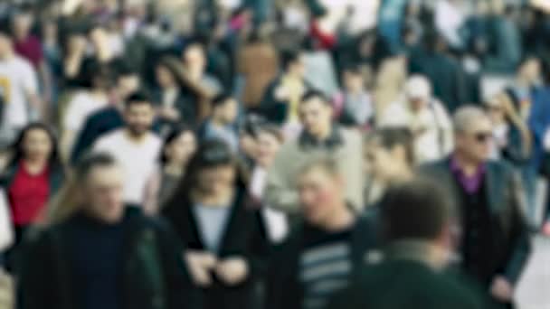 City life: silhouettes of people walking in a crowd — Stock Video