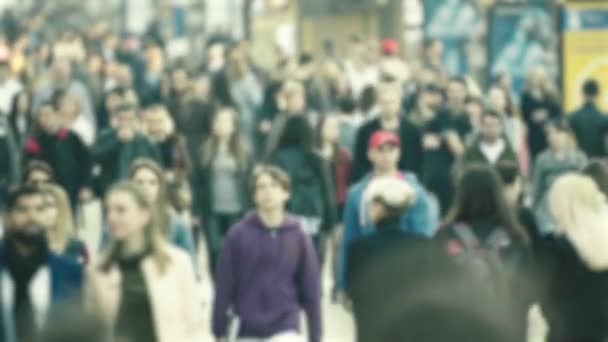 都市生活:群衆の中を歩く人々のシルエット — ストック動画