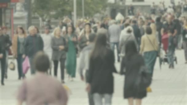 Vida en la ciudad: siluetas de gente caminando en una multitud — Vídeo de stock