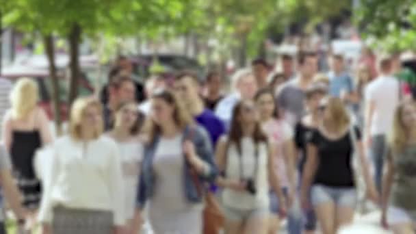 Vida en la ciudad: siluetas de gente caminando en una multitud — Vídeos de Stock