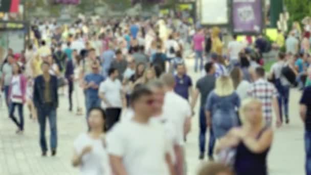 City life: silhouettes of people walking in a crowd — Stock Video