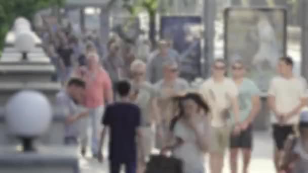 Vita di città: sagome di persone che camminano in mezzo alla folla — Video Stock