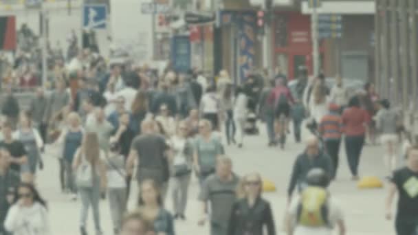 Városi élet: a tömegben sétáló emberek körvonalai — Stock videók