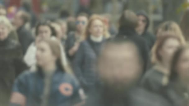 City life: silhouettes of people walking in a crowd — Stock Video
