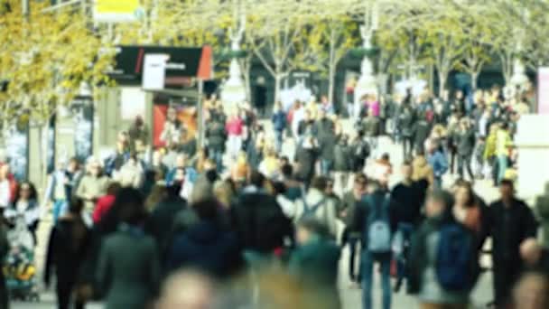도시 생활: 군중 속을 걸어다니는 사람들의 실루엣 — 비디오