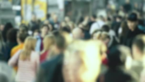 Stadtleben: Silhouetten von Menschen, die in einer Menschenmenge gehen — Stockvideo