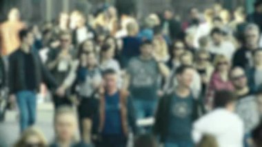 Şehir hayatı: kalabalıkta yürüyen insanların siluetleri