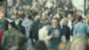 Şehir hayatı: kalabalıkta yürüyen insanların siluetleri