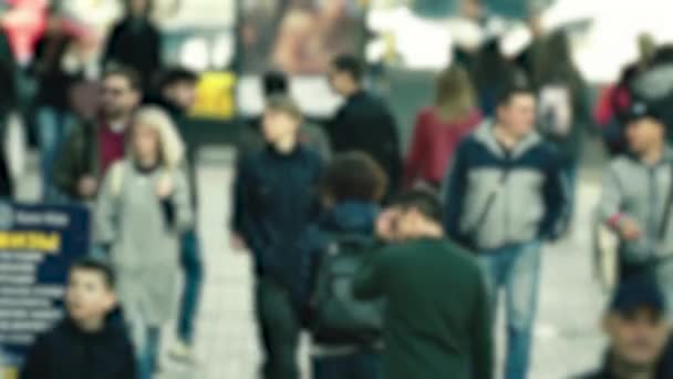 Vida en la ciudad: siluetas de gente caminando en una multitud — Vídeo de stock