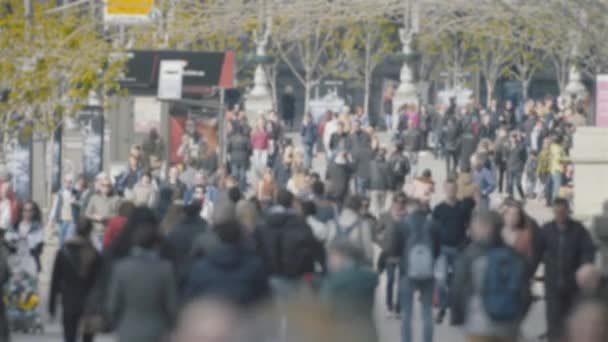 Vie urbaine : silhouettes de personnes marchant dans une foule — Video