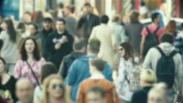 Stadsleven: silhouetten van mensen die in een menigte wandelen — Stockvideo