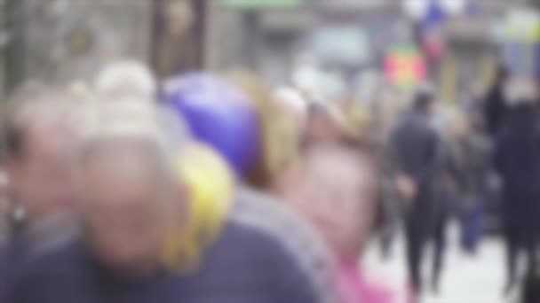 Vie urbaine : silhouettes de personnes marchant dans une foule — Video