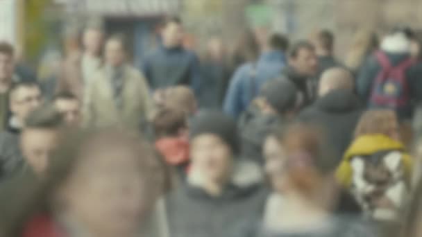 Stadsliv: silhuetter av människor som går i en folkmassa — Stockvideo