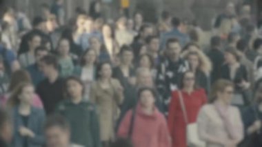 Şehirdeki hayat: insanların siluetleri kalabalıkta yürüyor, ağır çekimde.