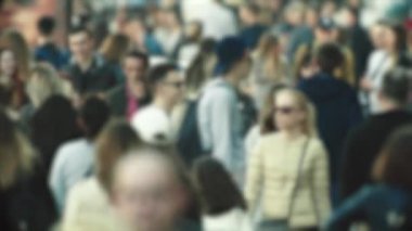 Şehirdeki hayat: insanların siluetleri kalabalıkta yürüyor, ağır çekimde.