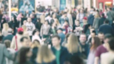 Şehirdeki hayat: insanların siluetleri kalabalıkta yürüyor, ağır çekimde.