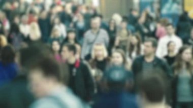 Şehirdeki hayat: insanların siluetleri kalabalıkta yürüyor, ağır çekimde.