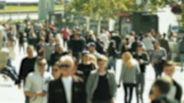 Şehirdeki hayat: insanların siluetleri kalabalıkta yürüyor, ağır çekimde.