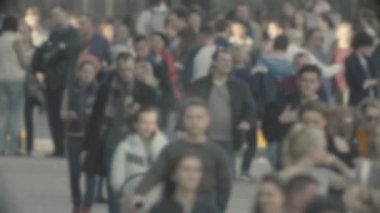 Şehirdeki hayat: insanların siluetleri kalabalıkta yürüyor, ağır çekimde.