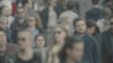 Şehirdeki hayat: insanların siluetleri kalabalıkta yürüyor, ağır çekimde.