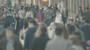Şehirdeki hayat: insanların siluetleri kalabalıkta yürüyor, ağır çekimde.