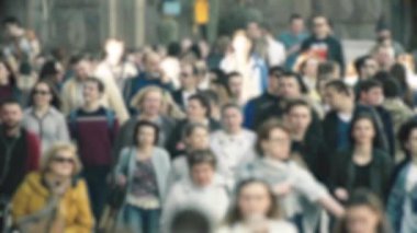 Şehirdeki hayat: insanların siluetleri kalabalıkta yürüyor, ağır çekimde.