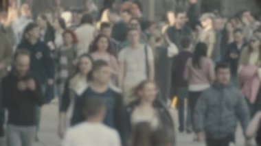 Şehirdeki hayat: insanların siluetleri kalabalıkta yürüyor, ağır çekimde.