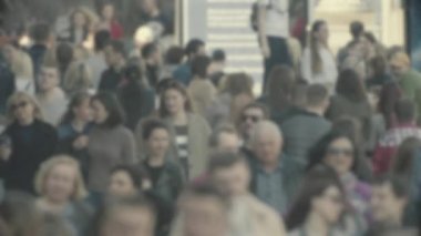 Şehirdeki hayat: insanların siluetleri kalabalıkta yürüyor, ağır çekimde.