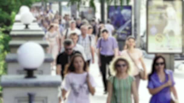 La vita in città: sagome di persone che camminano in mezzo alla folla, rallentatore — Video Stock