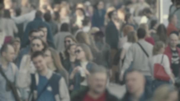 Leven in de stad: silhouetten van mensen die in een menigte lopen, slow motion — Stockvideo