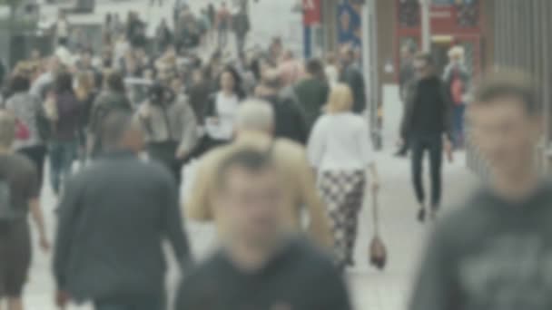 Życie w mieście: sylwetki ludzi spacerujących w tłumie, zwolnione tempo — Wideo stockowe