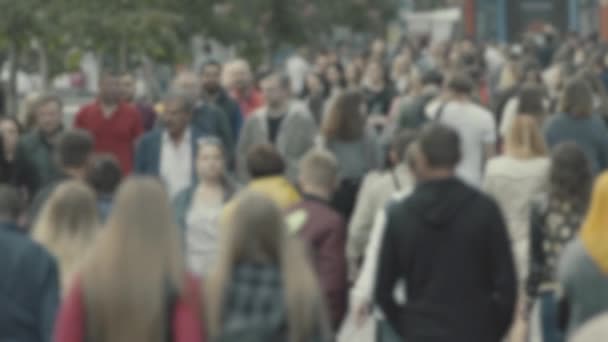 La vie en ville : silhouettes de personnes marchant dans la foule, ralenti — Video