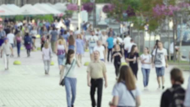 La vie en ville : silhouettes de personnes marchant dans la foule, ralenti — Video