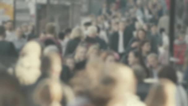 Life in the city : silhouettes of people walking in a crowd, slow motion — Stock Video