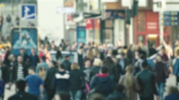 La vie en ville : silhouettes de personnes marchant dans la foule, ralenti — Video