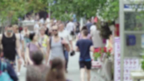 街の生活:群衆の中を歩く人々のシルエット,スローモーション — ストック動画