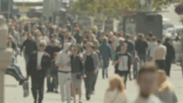 Leben in der Stadt: Silhouetten von Menschen, die in einer Menschenmenge gehen, Zeitlupe — Stockvideo