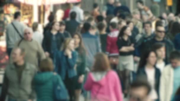 La vida en la ciudad: siluetas de gente caminando en una multitud, cámara lenta — Vídeos de Stock