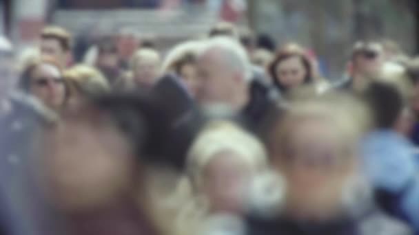 Життя в місті: силуети людей, що ходять у натовпі, повільний рух — стокове відео