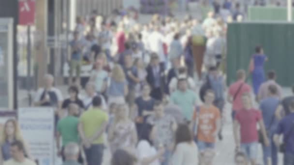 Vida na cidade: silhuetas de pessoas andando em uma multidão, câmera lenta — Vídeo de Stock