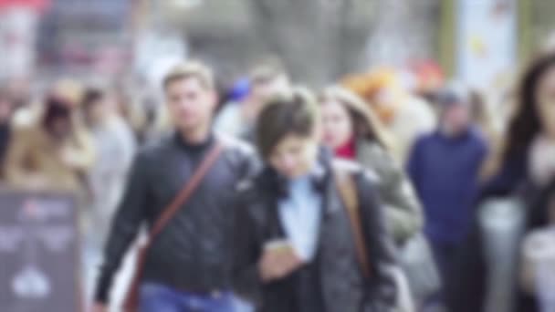 Life in the city : silhouettes of people walking in a crowd, slow motion — Stock Video