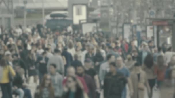 Vida na cidade: silhuetas de pessoas andando em uma multidão, câmera lenta — Vídeo de Stock