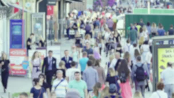 La vida en la ciudad: siluetas de gente caminando en una multitud, cámara lenta — Vídeo de stock