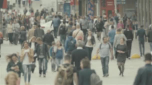 Η ζωή στην πόλη: σιλουέτες των ανθρώπων που περπατούν σε ένα πλήθος, αργή κίνηση — Αρχείο Βίντεο