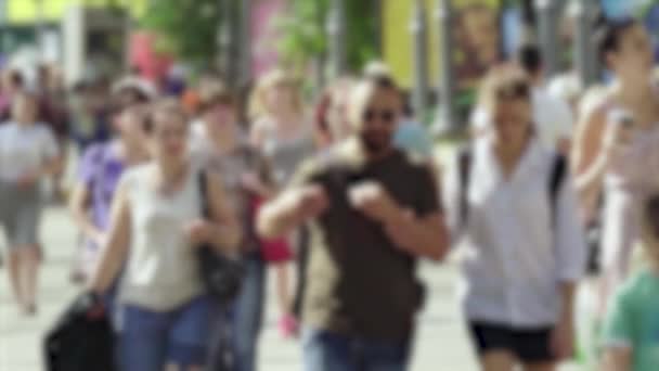 Η ζωή στην πόλη: σιλουέτες των ανθρώπων που περπατούν σε ένα πλήθος, αργή κίνηση — Αρχείο Βίντεο