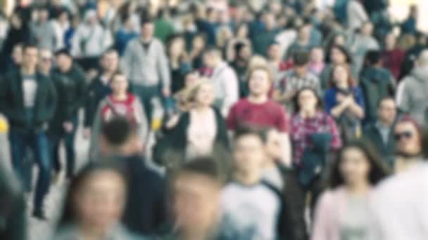 Leven in de stad: silhouetten van mensen die in een menigte lopen, slow motion — Stockvideo